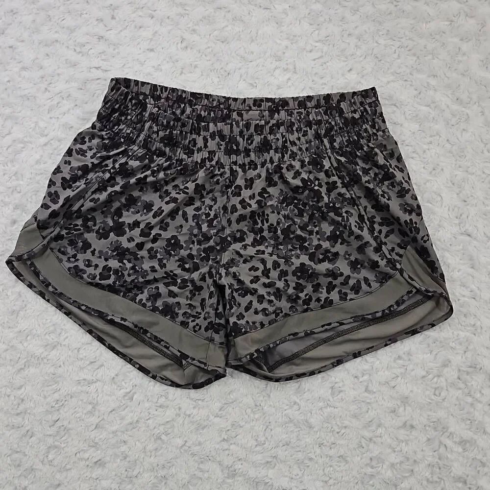 Athleta Womens XS Printed Mesh Racer Run Short Grey and Black Leopard Print 4"